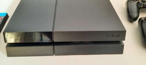 Playstation 4 500GB + 2 Controllers + 1 Game