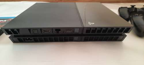 Playstation 4 500GB + 2 Controllers + 1 Game