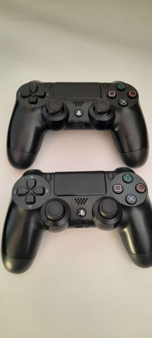 Playstation 4 500GB + 2 Controllers + 1 Game