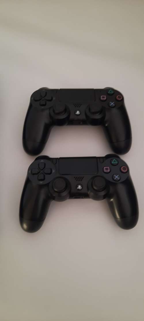 Playstation 4 500GB + 2 Controllers + 1 Game