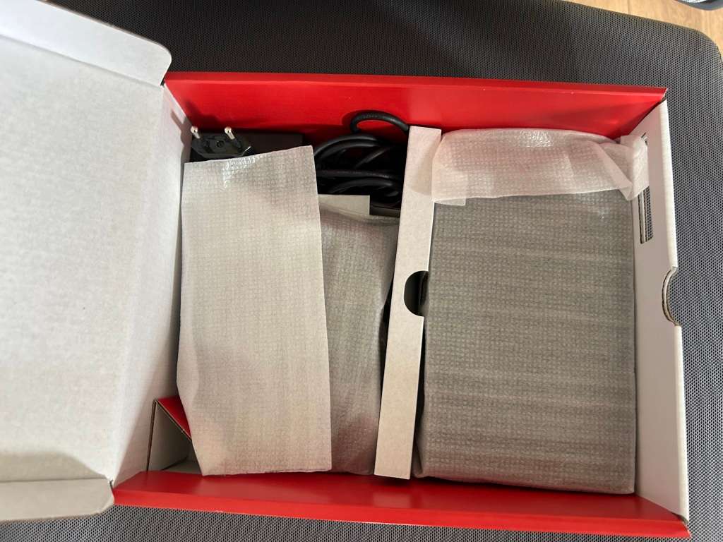 Nintendo Switch V2 Neon Red / Neon Blue + 1 Game + Case