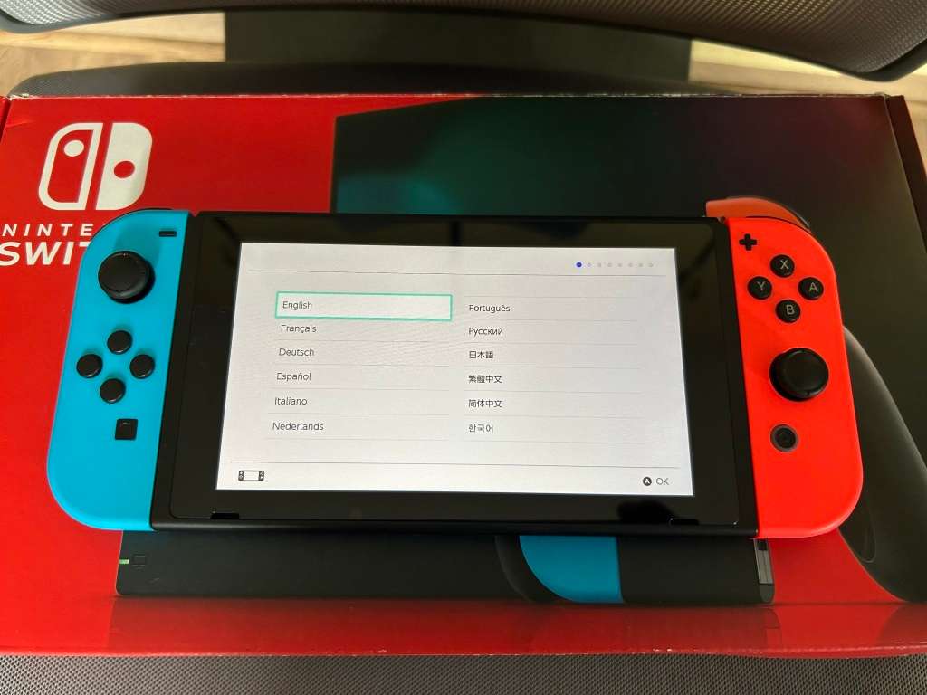 Nintendo Switch V2 Neon Red / Neon Blue + 1 Game + Case