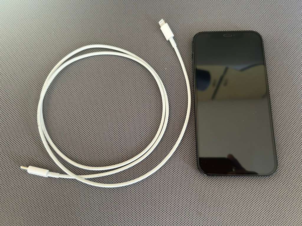 IPhone 12 64GB (Black) + Original Apple Charge Cable + Clear case