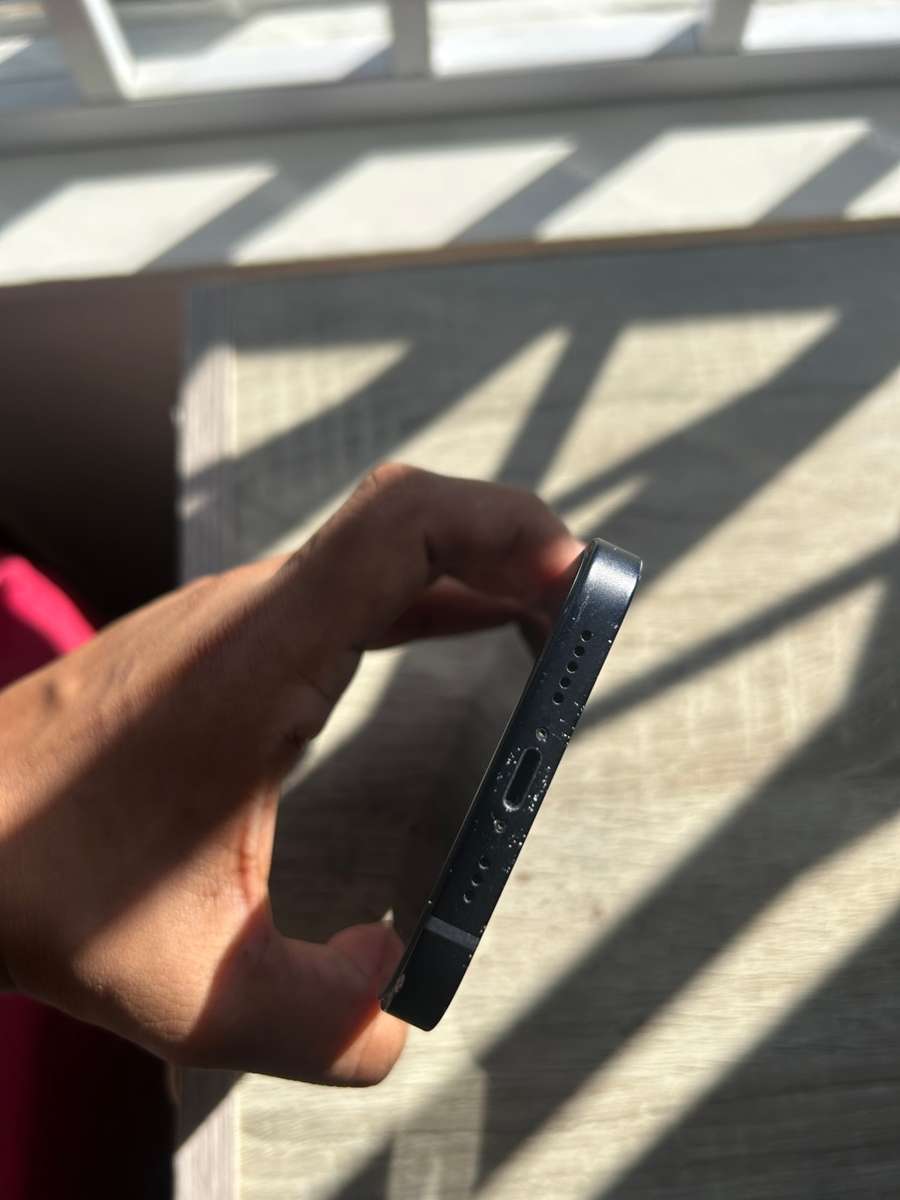 IPhone 12 64GB (Black) + Original Apple Charge Cable + Clear case