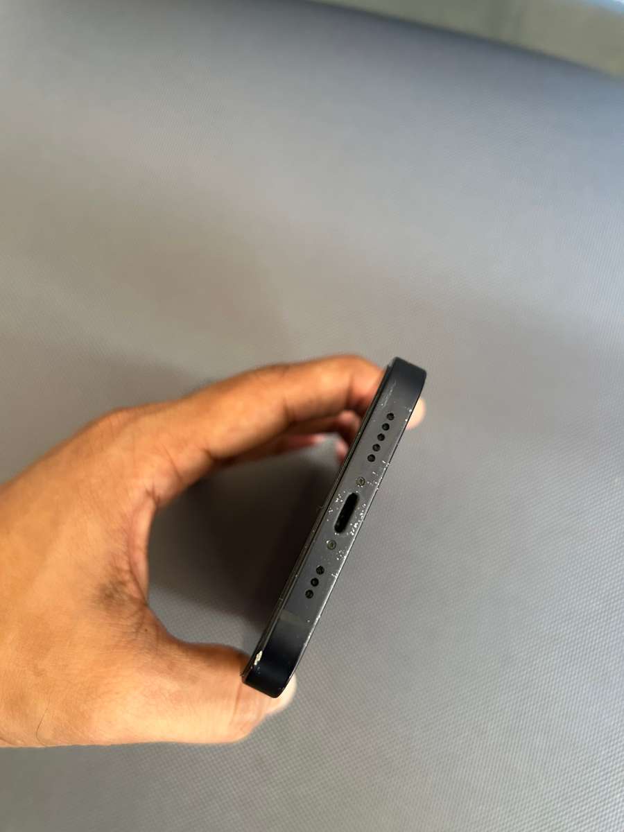 IPhone 12 64GB (Black) + Original Apple Charge Cable + Clear case