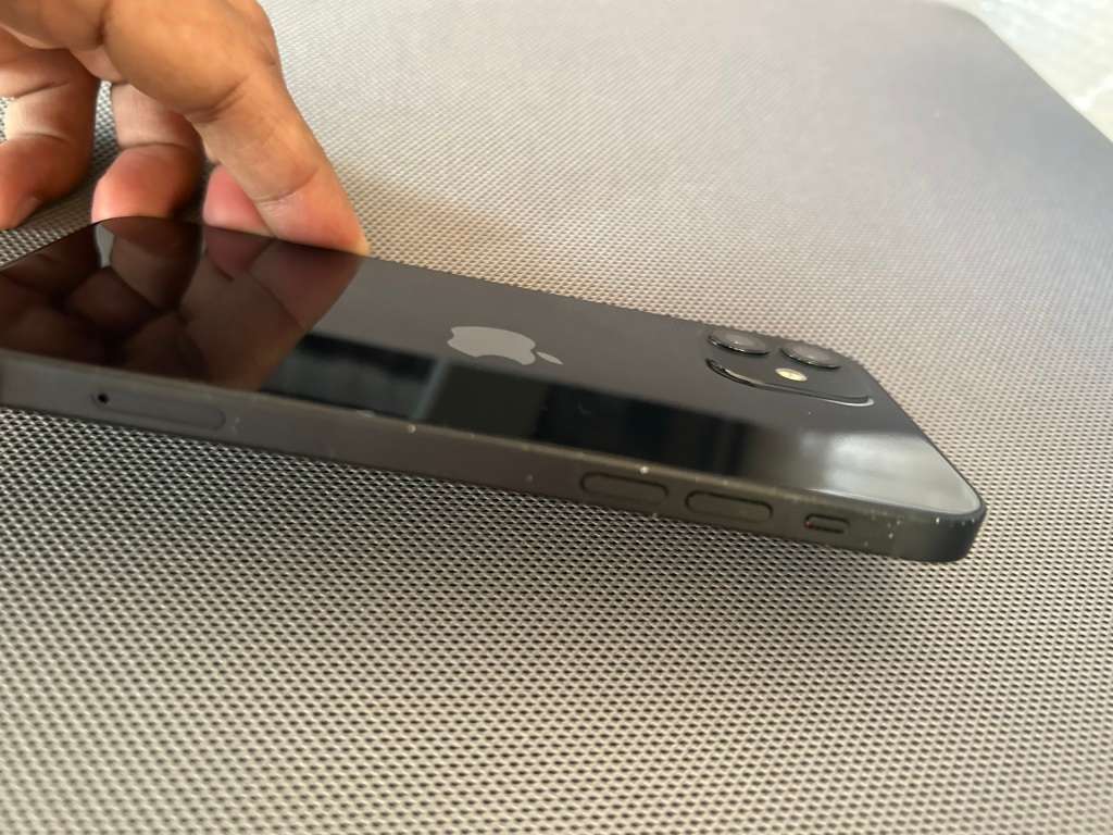 IPhone 12 64GB (Black) + Original Apple Charge Cable + Clear case