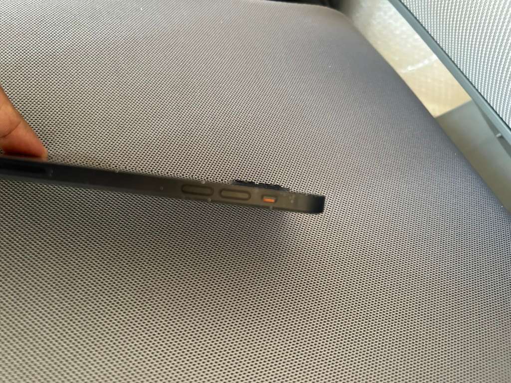 IPhone 12 64GB (Black) + Original Apple Charge Cable + Clear case