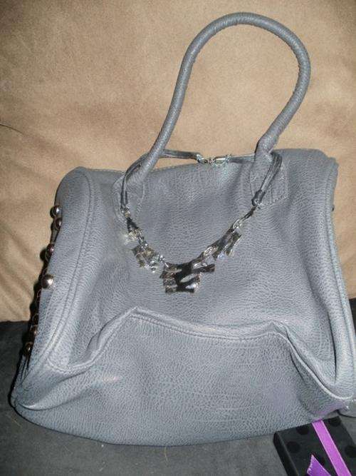 Christmas special - Handbag with lovely chokerstyle necklace! Free 50ml bottle of perfume included!