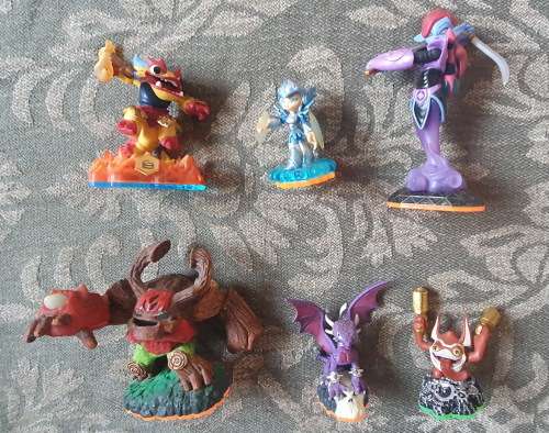 XBOX360 `Skylanders Giants` and `Skylanders Swap Force` Games with portals and 23 figurines