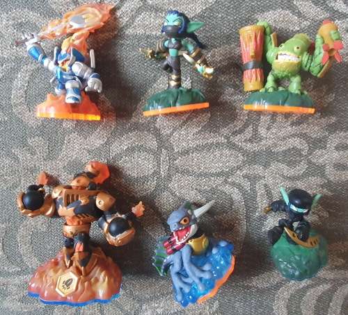 XBOX360 `Skylanders Giants` and `Skylanders Swap Force` Games with portals and 23 figurines