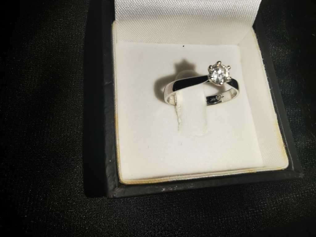 18ct WHITE GOLD RING