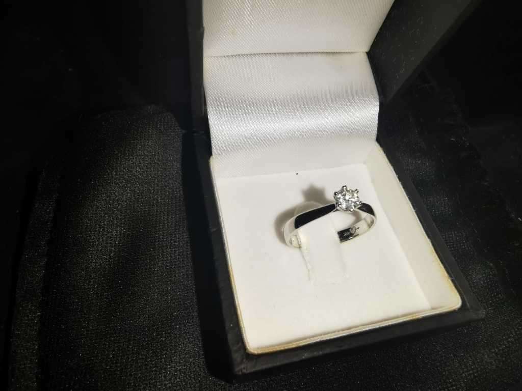 18ct WHITE GOLD RING