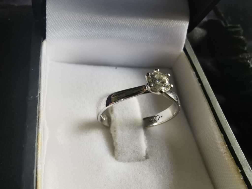 18ct WHITE GOLD RING