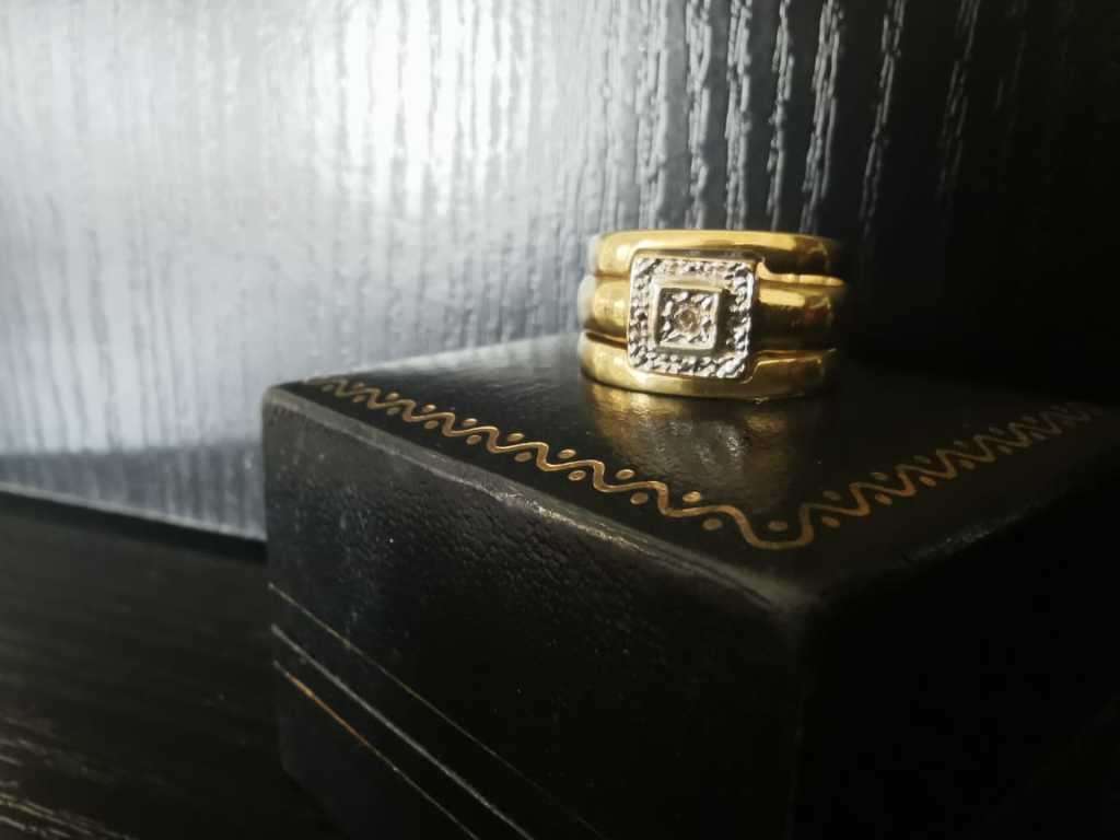 18 CT GOLD TRIPSET