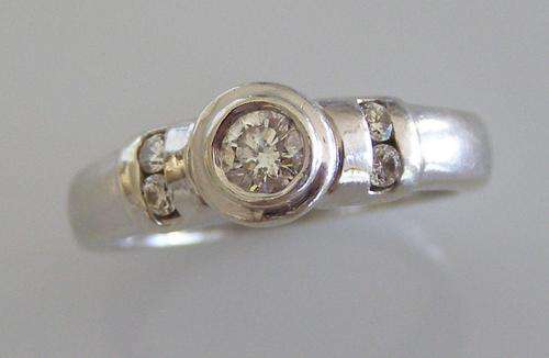 Pretty Diamond Engagement ring in 9 carat White gold