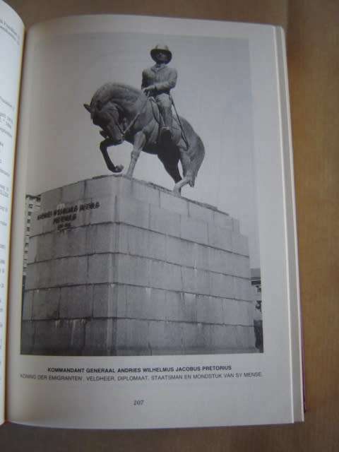 Pretorius oor drie eeue  through three centuries  1600 - 1900