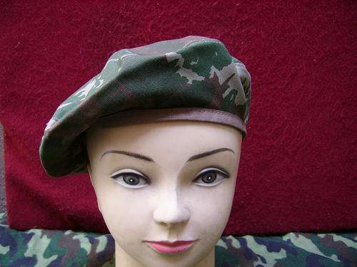 PRE 1994-32 BATTALION BERET WITH BADGE-(UN-ISSUED)-S.A.D.F.SPECIAL FORCE'S-LOW START.