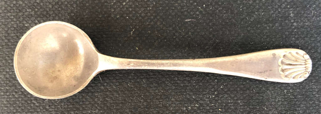 SILVER FIDDLE PATTERN SALT SPOON HALLMARKED 1942