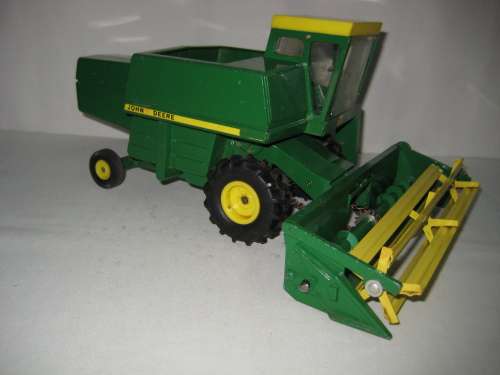 John Deere 6600 Harvester / Combine by ERTL - Length 340 mm