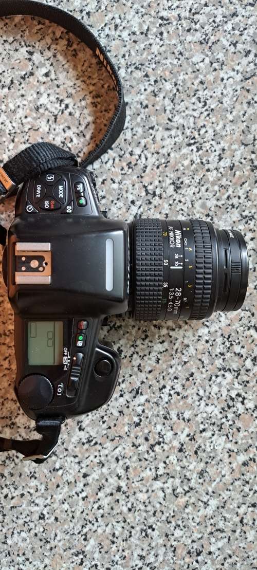 Nikon Camera F90 + Nikon AF Nikkor Lens 28 - 70 mm 1 : 35 - 4.5D - Nikon Speedlight Flash SB -25