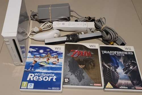 Nintendo Wii Console Bundle + 3x Games
