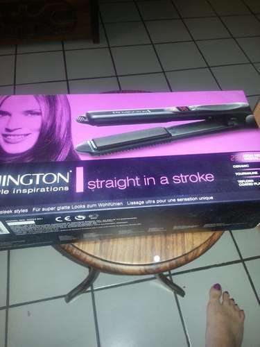 Remington Straight in a Stroke S2024 hair straightner