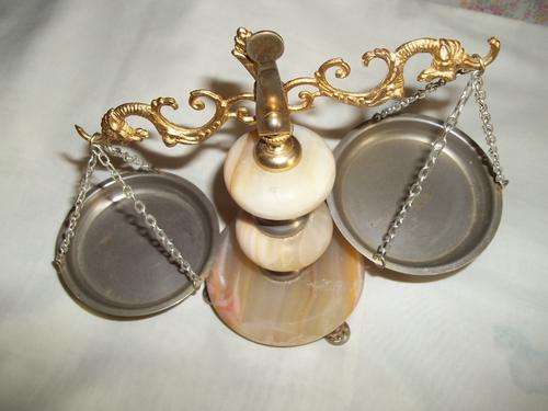 NICE SOLID AND HEAVY MARBLE BALANCE SCALE