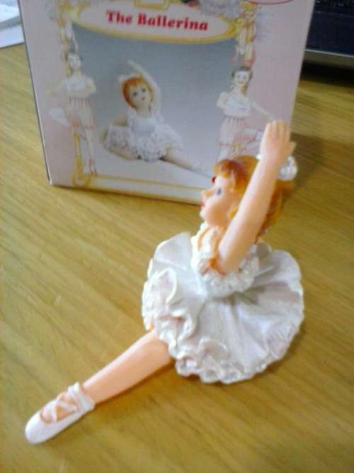 Porcelain/ ceramic ballerina collectable figurine. Perfect condition in original packaging. 8cm high