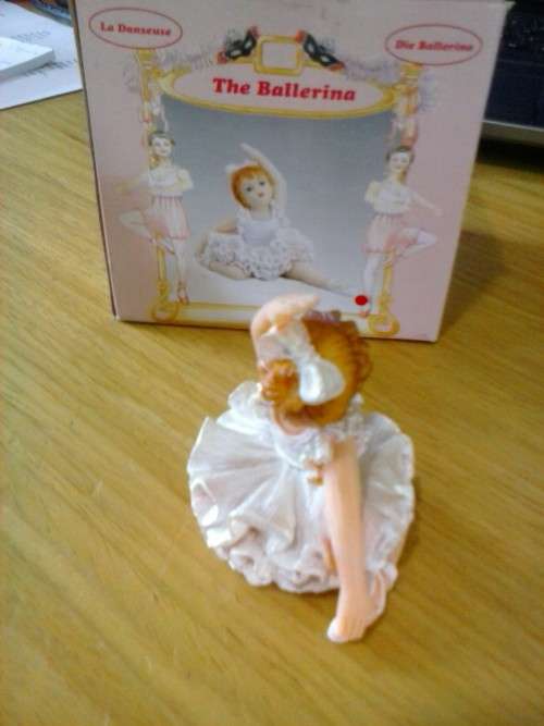 Porcelain/ ceramic ballerina collectable figurine. Perfect condition in original packaging. 8cm high