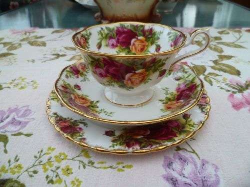 ROYAL ALBERT COUNTRY ROSES AVON TRIO