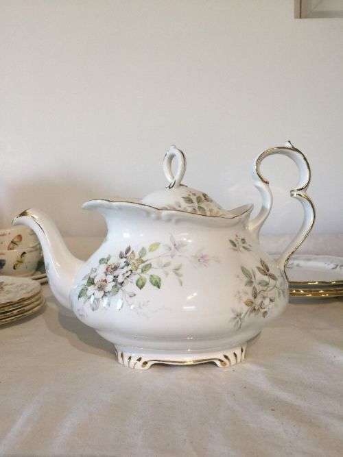 ROYAL ALBERT HAYWORTH TEAPOT