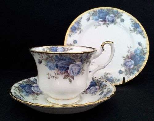 ROYAL ALBERT MOONLIGHT ROSES TRIO