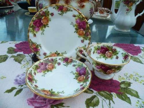 ROYAL ALBERT COUNTRY ROSES AVON TRIO