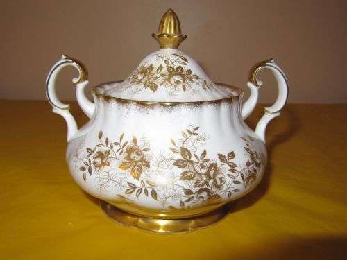ROYAL ALBERT ANTIONETTE SUCREIR