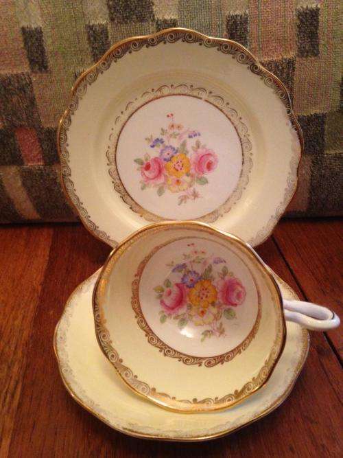 ROYAL ALBERT UN NAMED CROWN TRIO CC1927