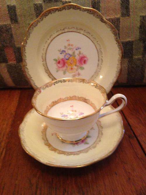 ROYAL ALBERT UN NAMED CROWN TRIO CC1927