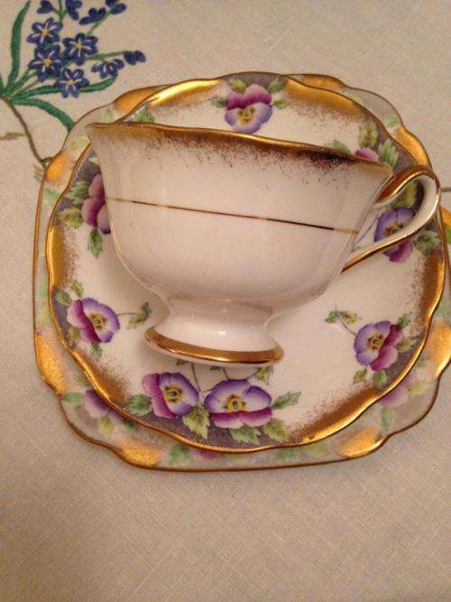 ROYAL ALBERT PANSY TRIO