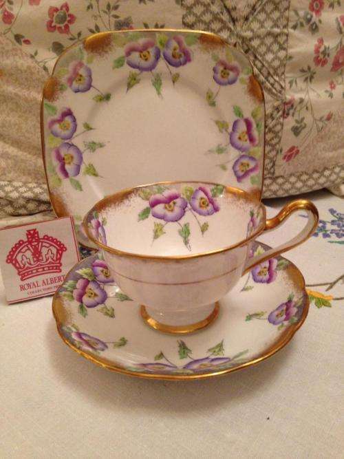 ROYAL ALBERT PANSY TRIO