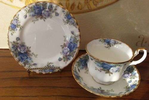 ROYAL ALBERT MOONLIGHT ROSES TRIO