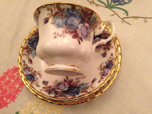 ROYAL ALBERT MOONLIGHT ROSES TRIO