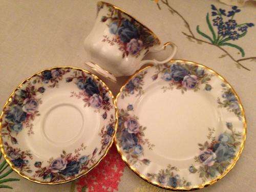 ROYAL ALBERT MOONLIGHT ROSES TRIO