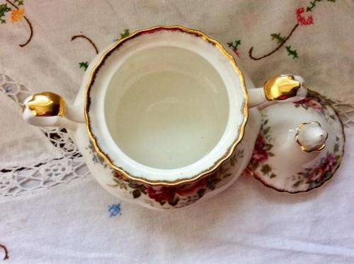 ROYAL ALBERT AUTUMN ROSES LIDDED SUGAR BOWL