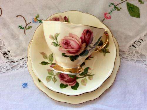 ROYAL ALBERT ENGLISH BEAUTY TEA TRIO