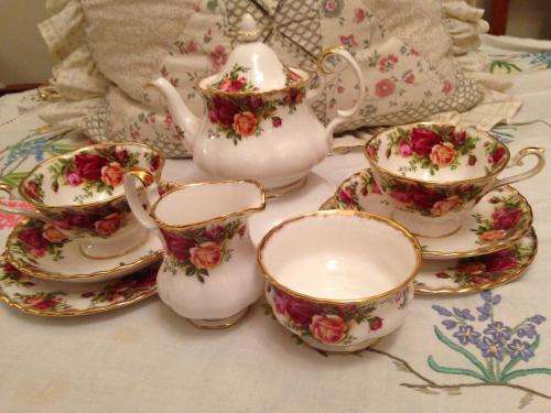 ROYAL ALBERT COUNTRY ROSES TEA FOR TWO