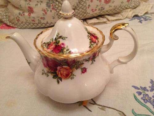 ROYAL ALBERT COUNTRY ROSES TEA FOR TWO