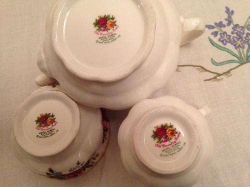 ROYAL ALBERT COUNTRY ROSES TEA FOR TWO