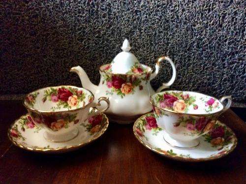 ROYAL ALBERT COUNTRY ROSES TEA FOR TWO