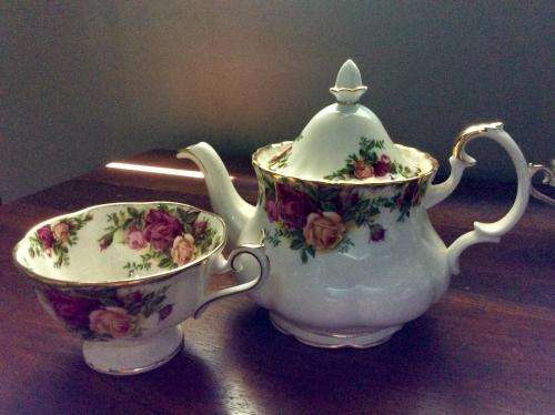ROYAL ALBERT COUNTRY ROSES TEA FOR TWO