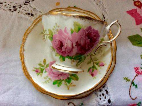 ROYAL ALBERT AMERICAN BEAUTY TRIO