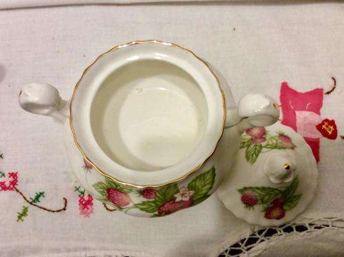 ROYAL ALBERT LYNDALE LIDDED SUGAR BOWL AND MILK JUG